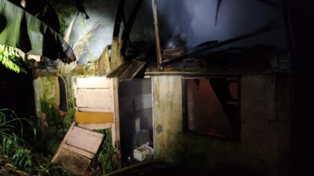 Residência mista tem parte de madeira destruída por incêndio em Blumenau