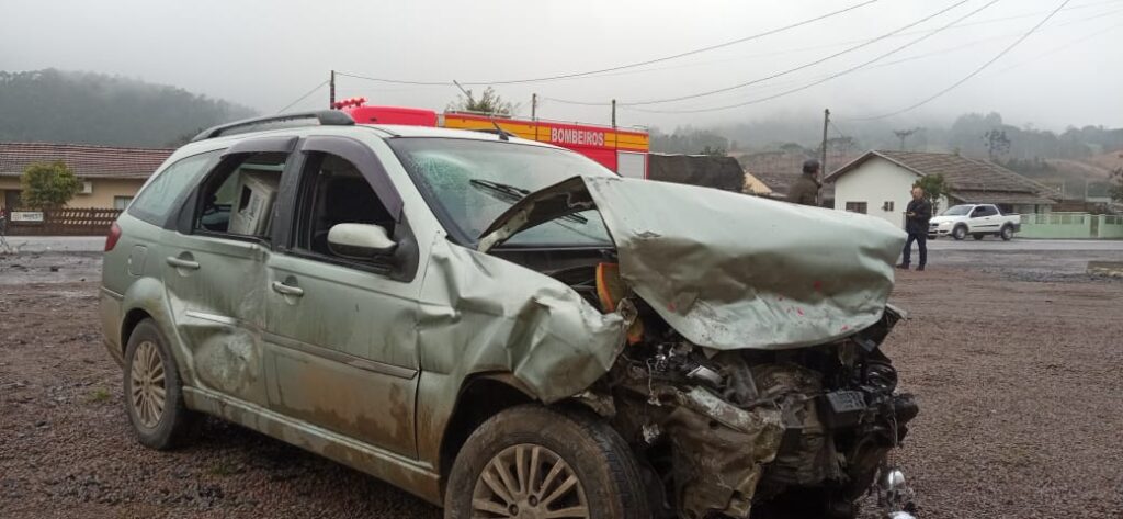 Colisão entre dois veículos deixa condutor preso às ferragens em Ituporanga
