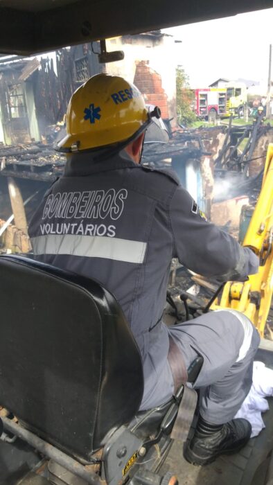 Incêndio em residência mista é combatido pelos bombeiros voluntários em Indaial