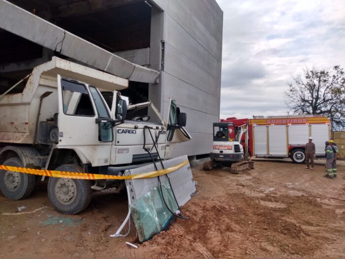 Homem fica preso dentro de caminhão após queda de concreto em Itajaí 