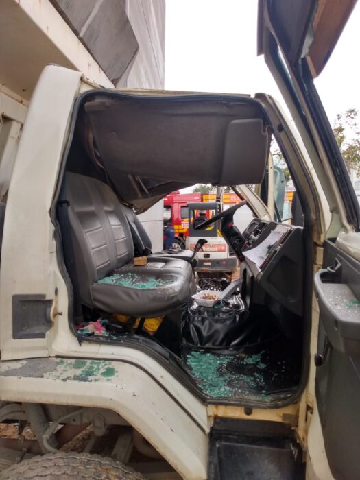 Homem fica preso dentro de caminhão após queda de concreto em Itajaí 