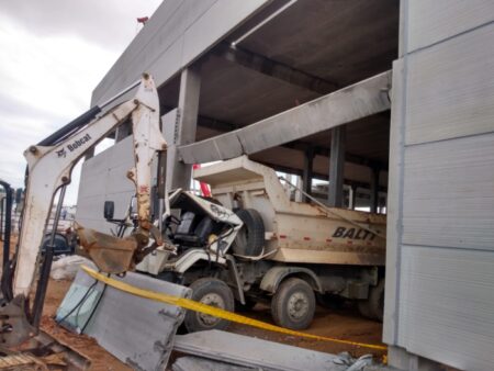 Homem fica preso dentro de caminhão após queda de concreto em Itajaí