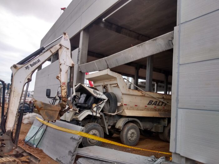 Homem fica preso dentro de caminhão após queda de concreto em Itajaí - O site de notícias de Santa Catarina