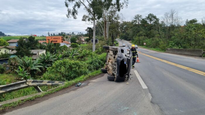 Bombeiros atendem acidente envolvendo três veículos em Pouso Redondo - O site de notícias de Santa Catarina