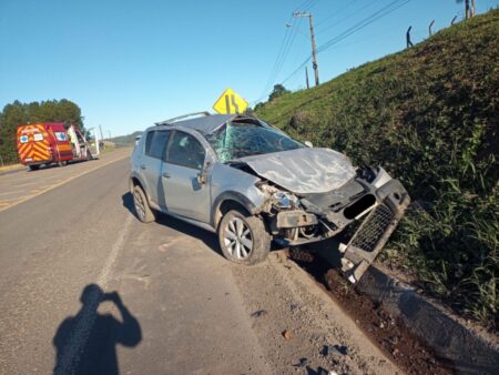 Capotamento deixa mulher presa dentro de veículo em Pouso Redondo