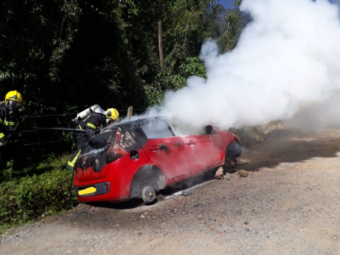 Incêndio consome totalmente a parte interna de veículo em Rio do Sul