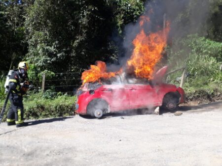 Incêndio consome totalmente a parte interna de veículo em Rio do Sul
