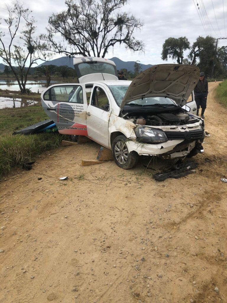 Condutora fica ferida após colisão seguida de capotamento em Ilhota