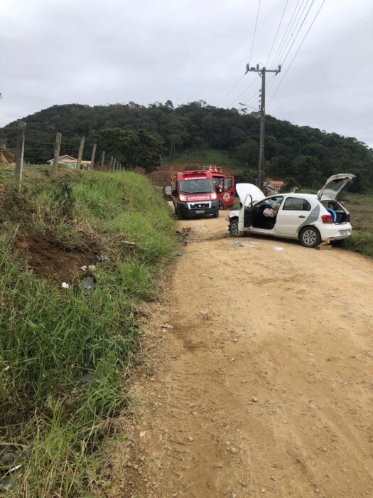 Condutora fica ferida após colisão seguida de capotamento em Ilhota