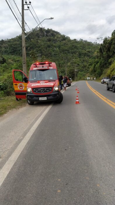 Motociclista sofre colisão direta contra poste em Gaspar