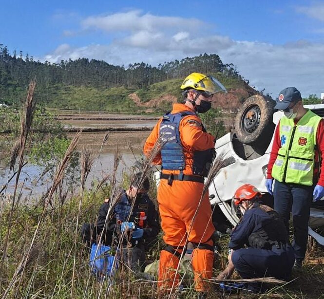 Veículo capota após pneu furar e duas pessoas ficam feridas em Gaspar