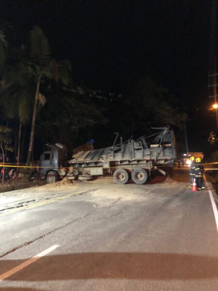 Condutor fica ferido após colidir contra árvore em Benedito Novo