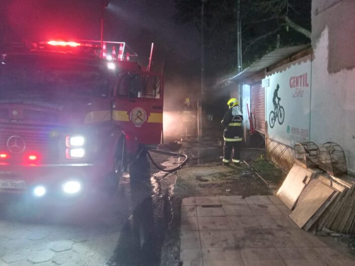 Bombeiros Voluntários atendem ocorrência de incêndio em oficina de Ilhota