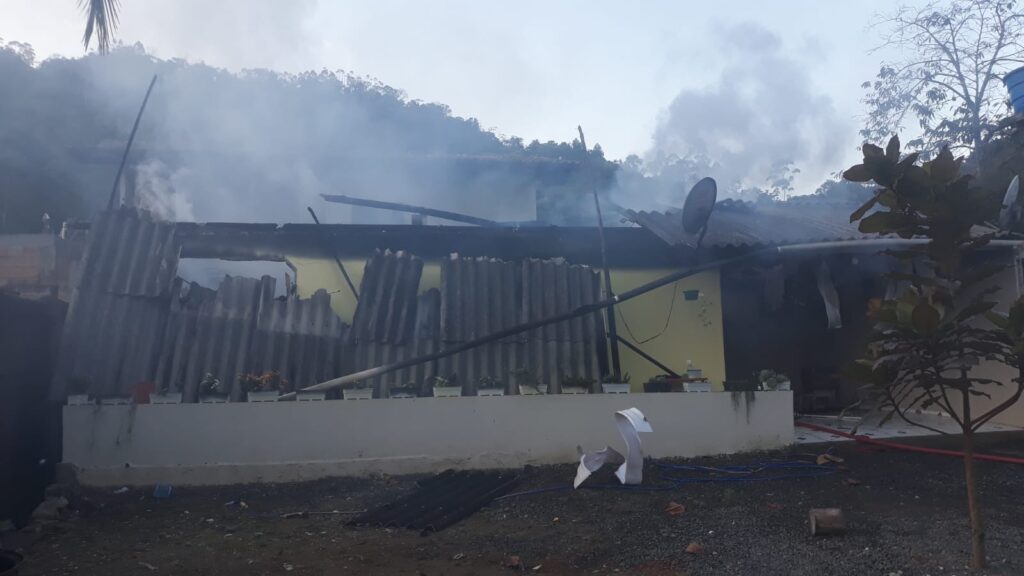 Residência fica completamente destruída após incêndio em Blumenau