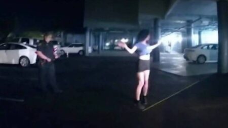 Mulher embriagada dança na frente de policial para comprovar que estava bem