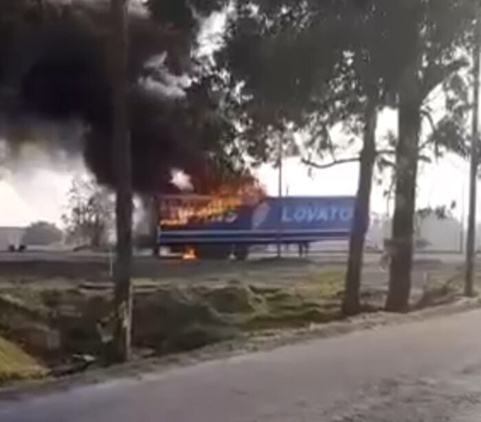 BR-470 fica interditada após incêndio em reboque de caminhão em Navegantes