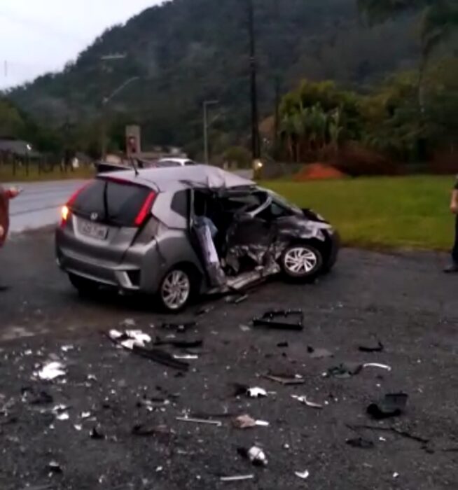 Acidente grave entre veículos deixa duas mulheres feridas em Rio dos Cedros