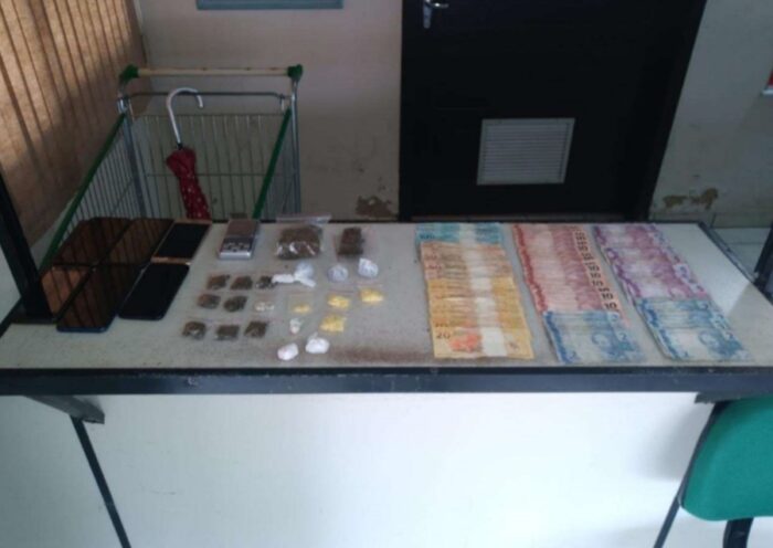 Dois jovens são presos em flagrante por tráfico de drogas em Blumenau 