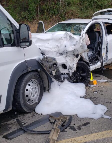 Mulher fica presa às ferragens de carro após acidente em Rodeio