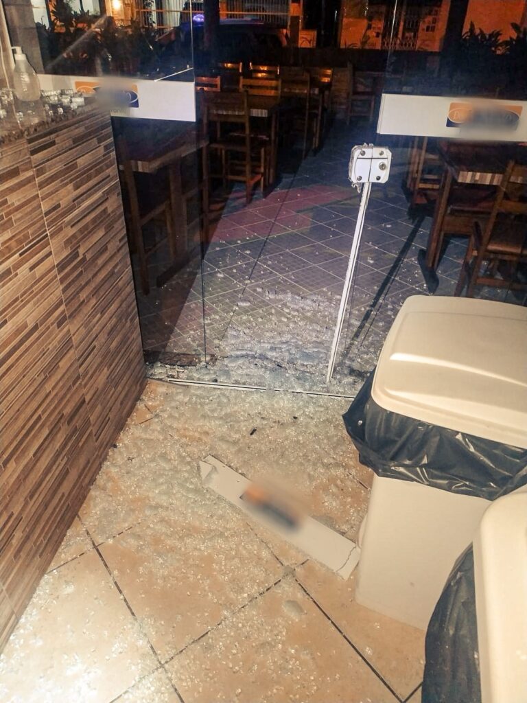 Homem é preso por destruir restaurante depois de não receber pedido em praia de SC