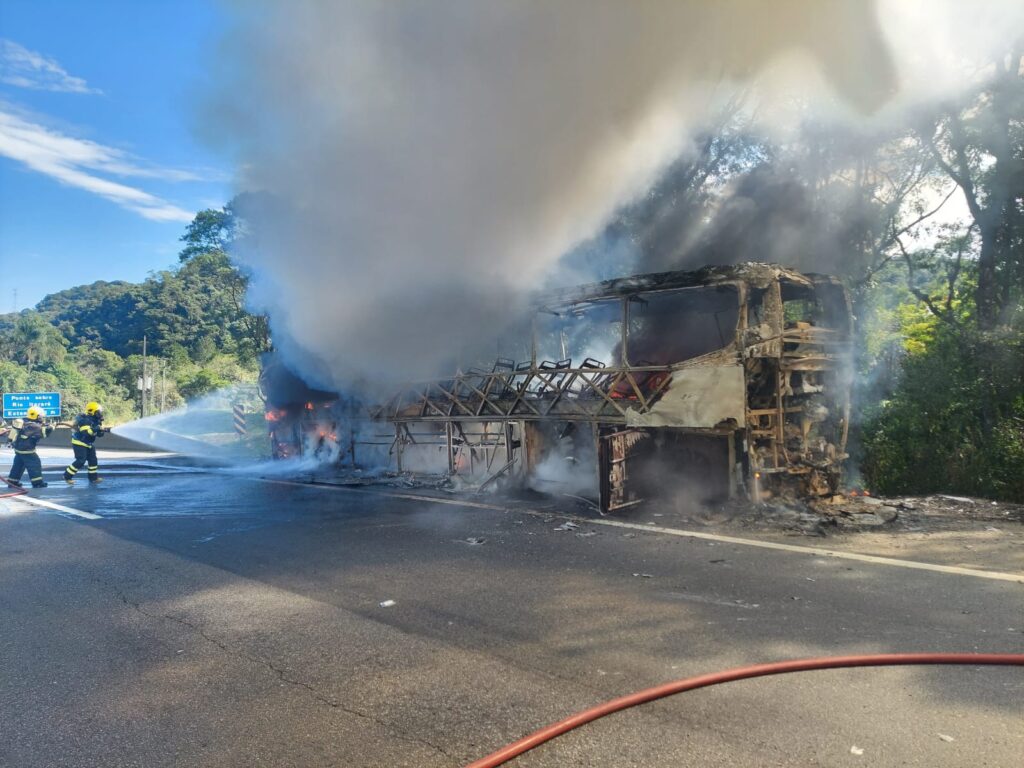 Falha no motor provoca incêndio em ônibus na divisa do Paraná com Santa Catarina