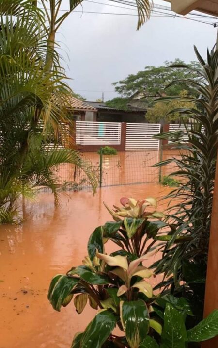 Em Criciúma 30 famílias deixam casas às pressas devido as fortes chuvas na região