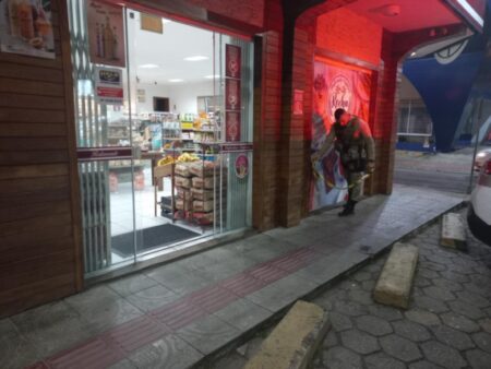 Policial de folga atira em morador de rua que ameaçava clientes de padaria em Itajaí