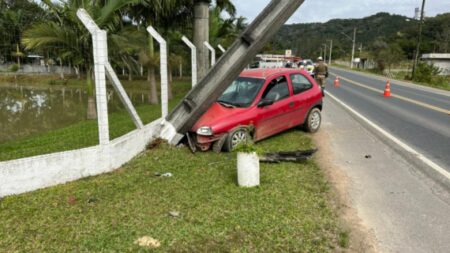 Condutor bate veículo contra poste e foge do local em Timbó