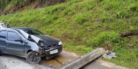 Carro derruba poste que cai sobre outro carro em Rio dos Cedros
