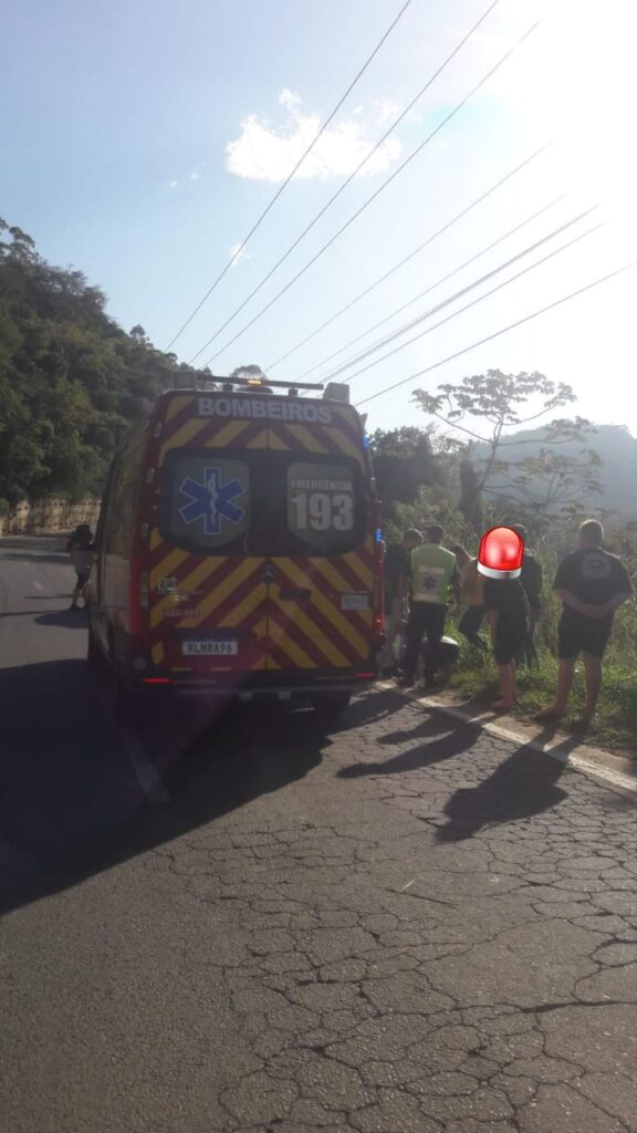 Casal de moto acerta poste e cai em Barranco em Benedito Novo