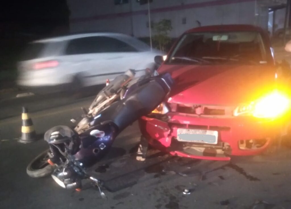 Motociclista fica ferido após acertar carro em Timbó