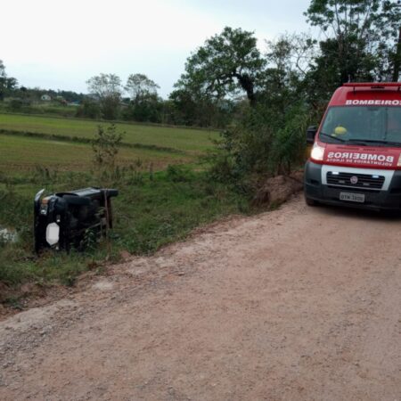 Homem é jogado para fora de carro em acidente em Ilhota