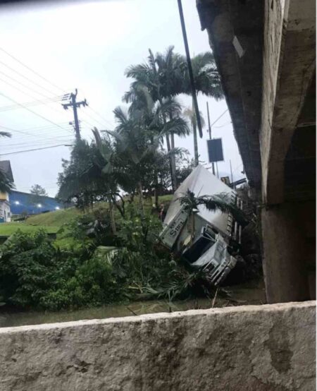 Motorista perde o controle de caminhão e cai de ponte na BR-470 em Ascurra