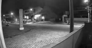 Câmera de segurança flagra colisão seguida de capotamento em Blumenau 