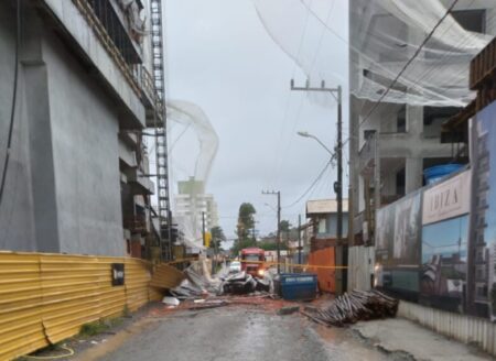 Motorista fica com ferimentos graves depois que coluna de um edifício cai em Balneário Piçarras