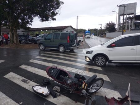 Colisão deixa motociclista com várias fraturas em Indaial