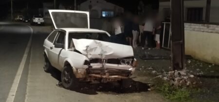 Colisão de veículo contra poste deixa duas pessoas feridas em Timbó