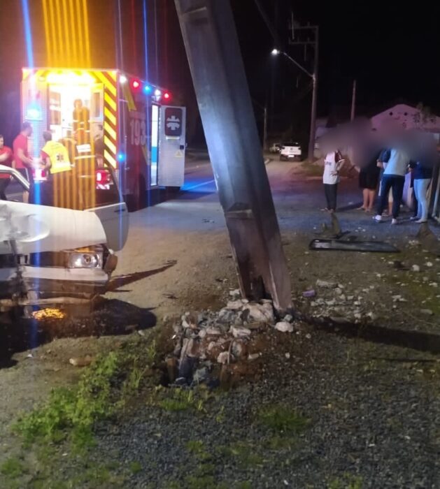 Colisão de veículo contra poste deixa duas pessoas feridas em Timbó 