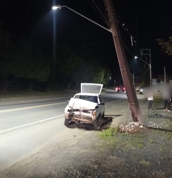 Colisão de veículo contra poste deixa duas pessoas feridas em Timbó 
