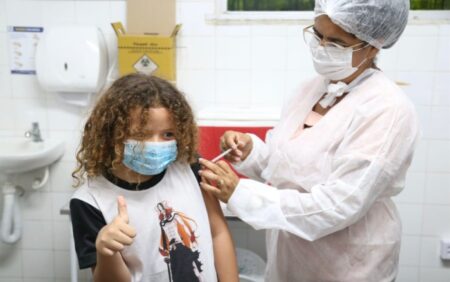Mais de 9 milhões de crianças estão totalmente imunizadas contra a Covid-19