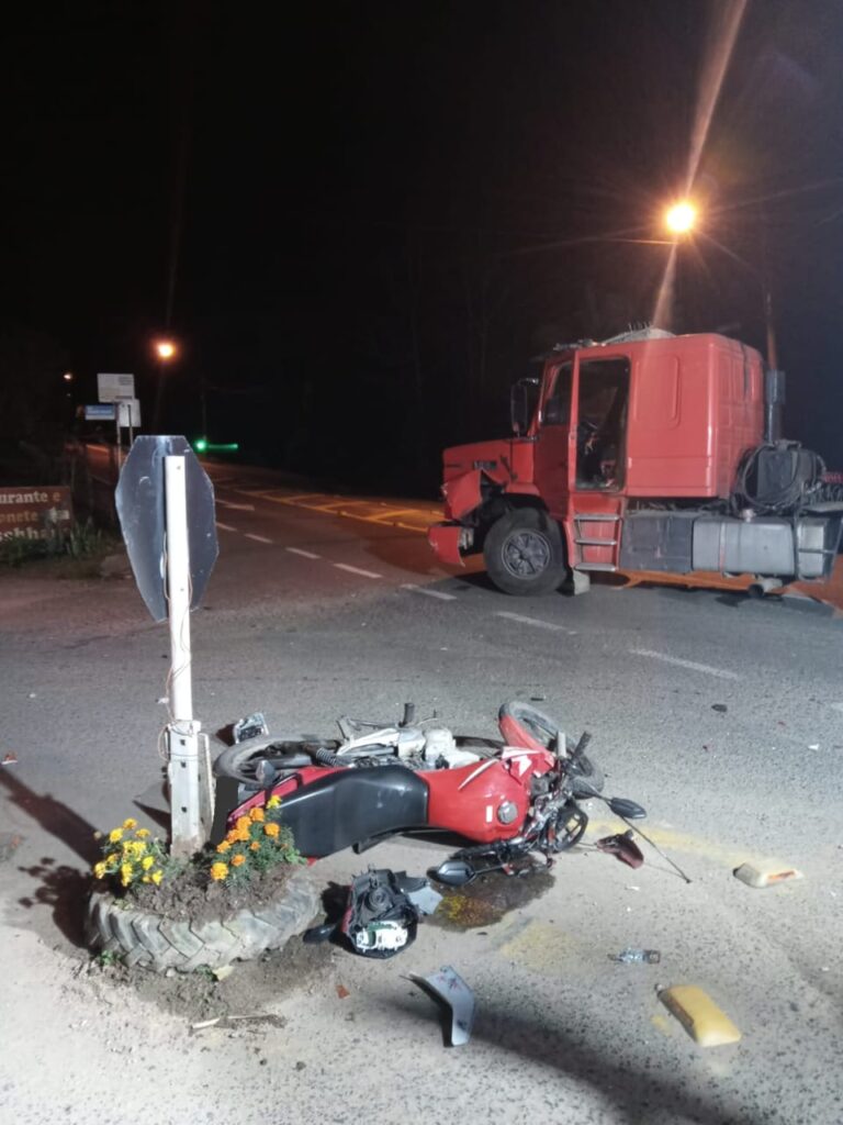 Motociclista fica ferido após colidir contra caminhão em Benedito Novo
