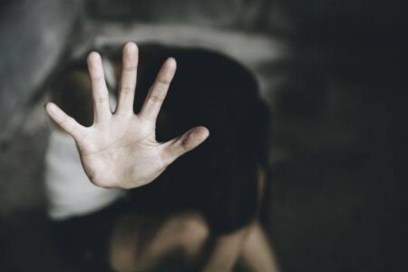 Adolescente tenta cometer suicídio após ser estuprada pelo padrasto