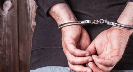 Homem é preso após agredir a namorada e os sogros em Blumenau