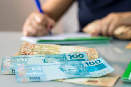 Constituição Federal pede que o salário mínimo seja de R$ 6 mil