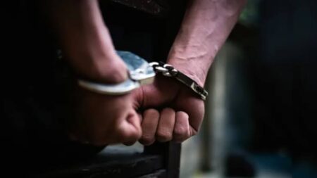Jovem com mandado de prisão aberto é preso por tráfico em Pomerode