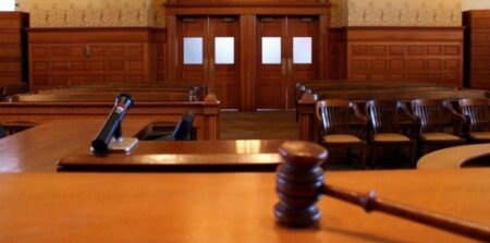 Juíza condena pai que não pagou faculdade do filho e o deixou no SPC em Santa Catarina