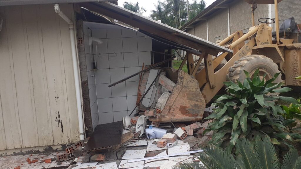 Trator destrói metade de uma casa em Ascurra