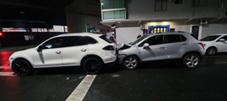 Motorista embriagado dirigindo um Porsche atropela homem em Balneário Camboriú