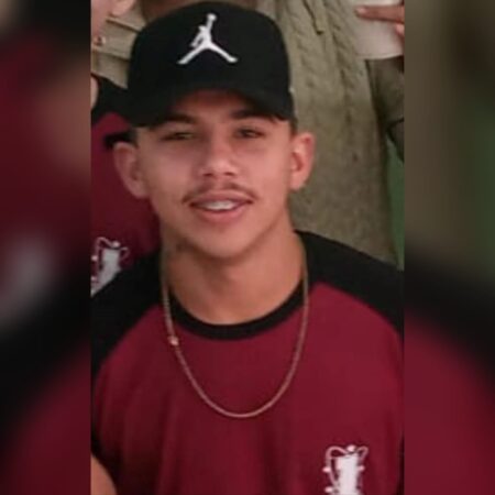 Adolescente de 17 anos morre após moto que pilotava ser atingida por caminhão em SC