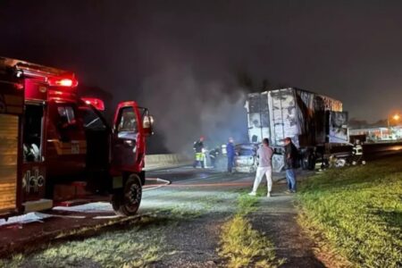 Motorista morre carbonizado após batida na BR-101 em Araquari